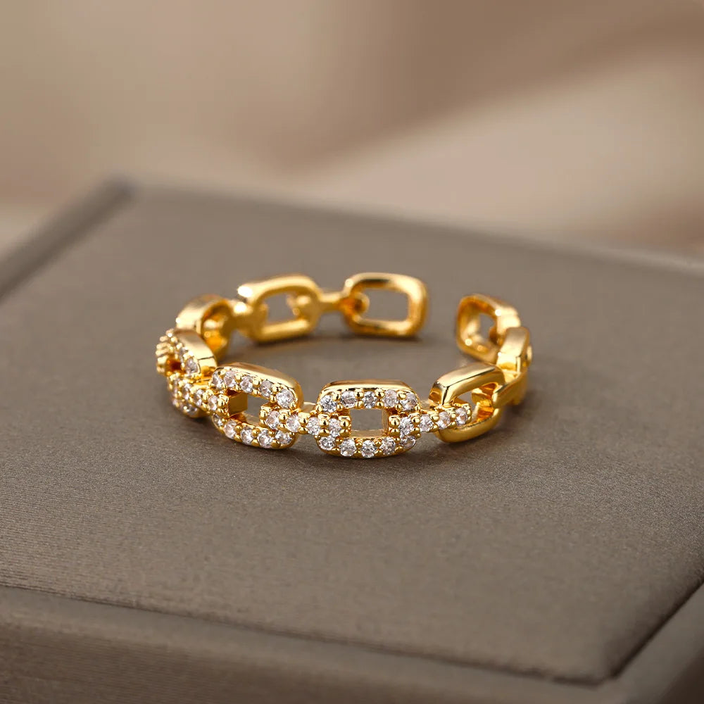 Anel Classic Zircon Twist Chain Rings para Mulheres em dourado com detalhes de zircão brilhante.
