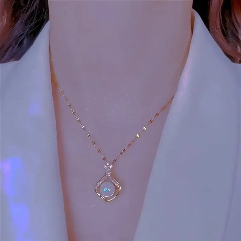 Vintage Butterfly Necklace com corrente de cobra em aço inoxidável dourado, elegância feminina para qualquer ocasião.