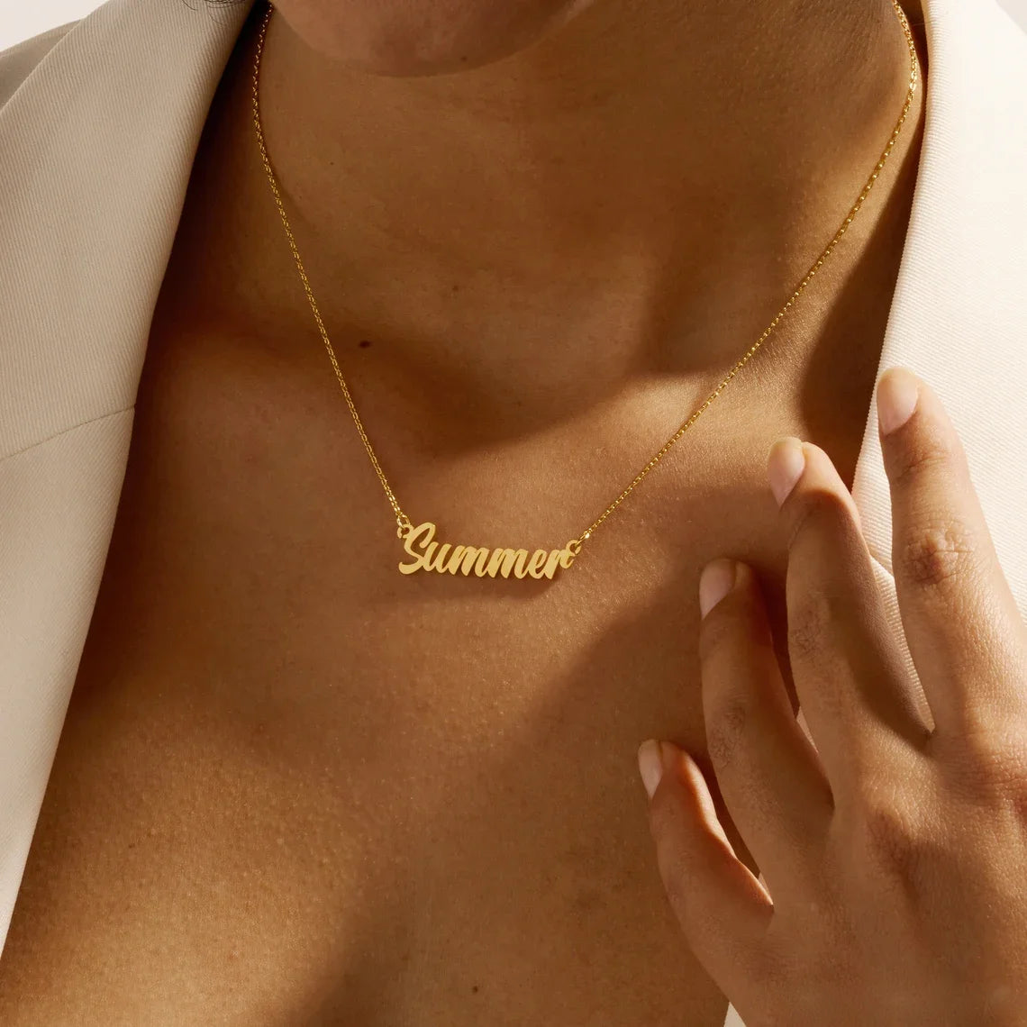 Custom Name Necklace Colar personalizado com nomes para mulheres, incluindo 'Ophelia', 'Summer', 'Madeline', 'Olivia' e 'Simona', em ouro.