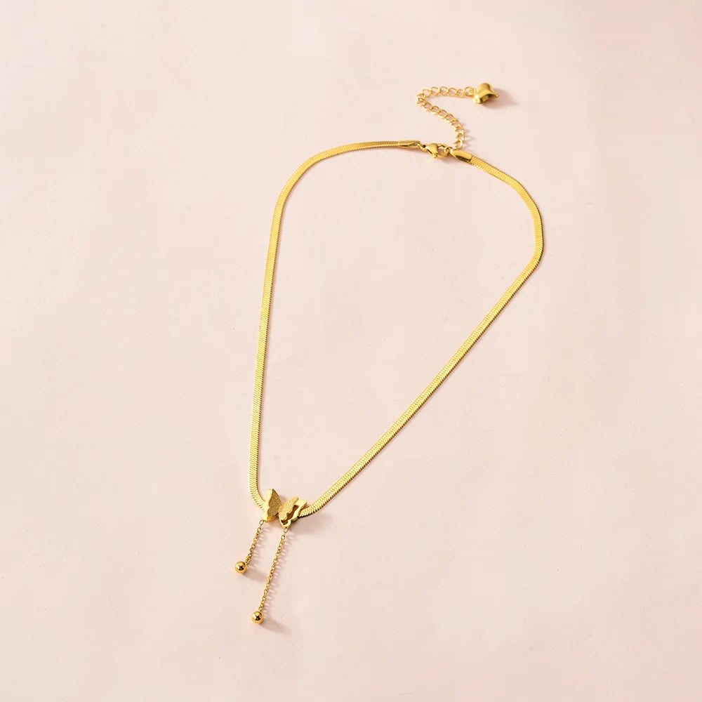 Vintage Butterfly Necklace com corrente de cobra em aço inoxidável dourado, elegância feminina para qualquer ocasião.
