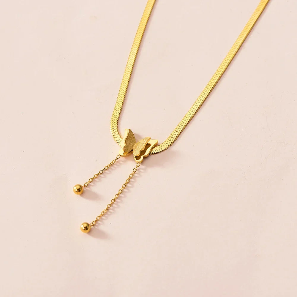 Vintage Butterfly Necklace com corrente de cobra em aço inoxidável dourado, elegância feminina para qualquer ocasião.