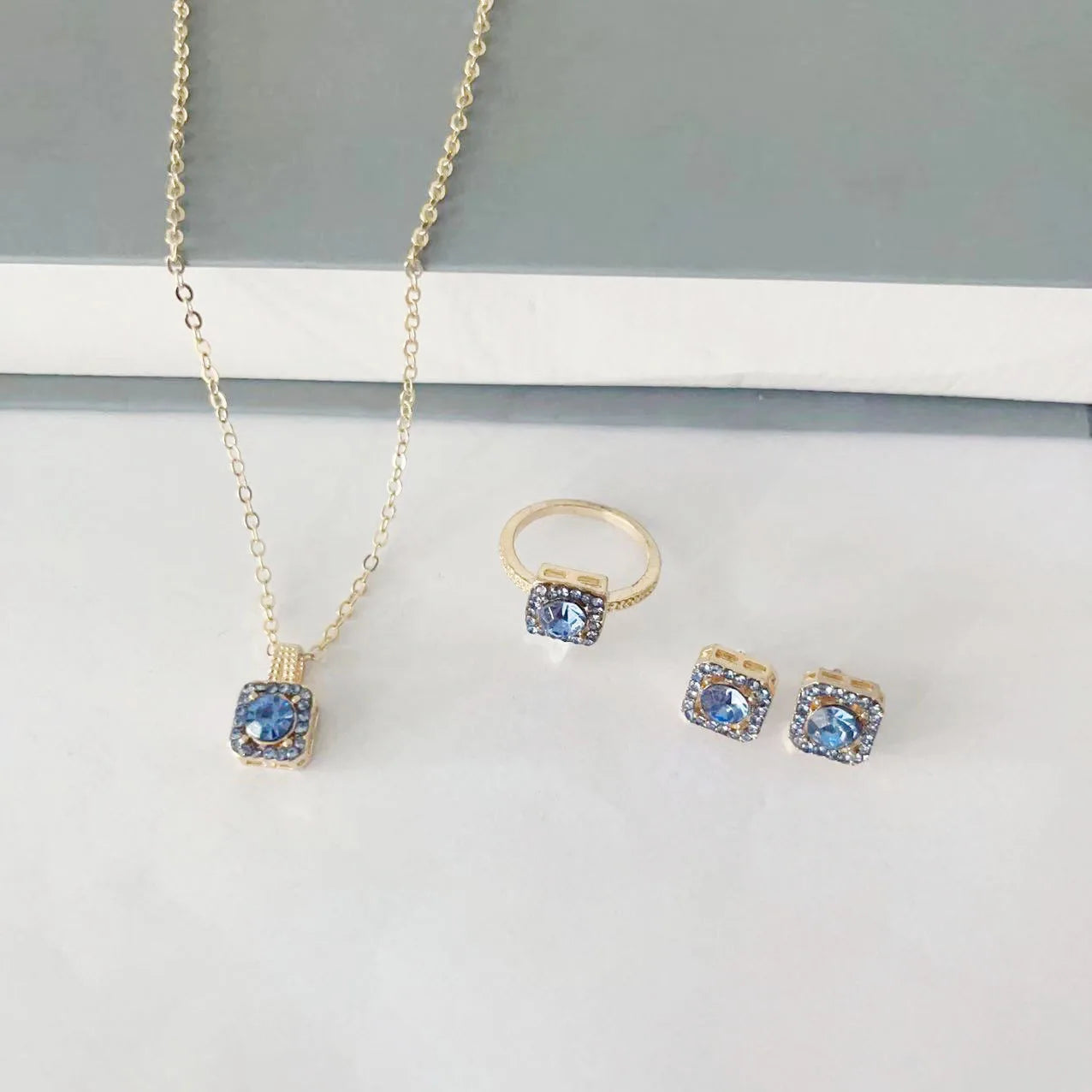  Luxury Cube Jewelry Set Luxury Cube Jewelry Set Conjunto de joias Luxury Cube com colar, brincos e anel, elegante e sofisticado para mulheres.