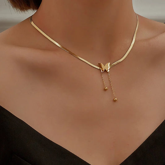 Vintage Butterfly Necklace com corrente de cobra em aço inoxidável dourado, elegância feminina para qualquer ocasião.