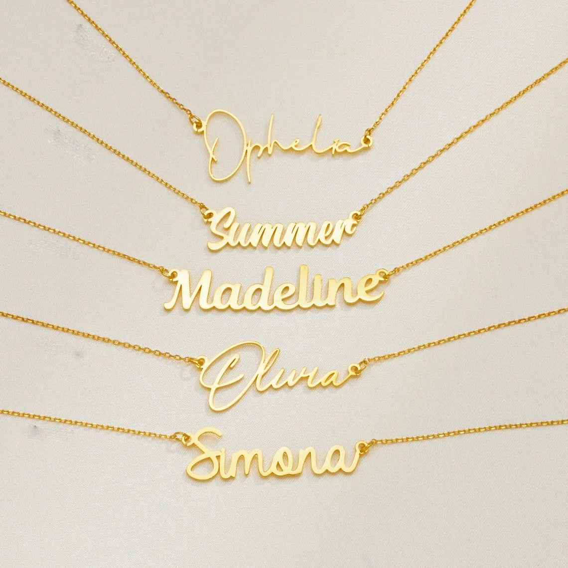 Custom Name Necklace Colar personalizado com nomes para mulheres, incluindo 'Ophelia', 'Summer', 'Madeline', 'Olivia' e 'Simona', em ouro.