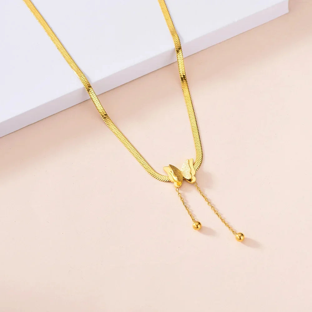 Vintage Butterfly Necklace com corrente de cobra em aço inoxidável dourado, elegância feminina para qualquer ocasião.